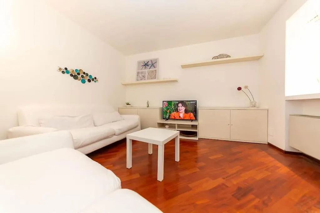Il Nido Appartamento Nel Cuore Del Centro Storico Luino Italy